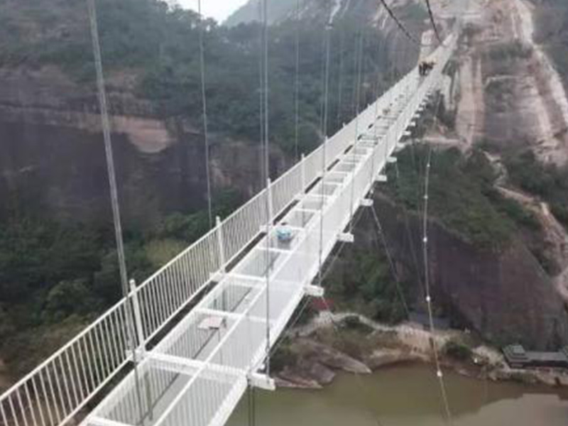 玻璃吊橋受到外國(guó)人質(zhì)疑，不遠(yuǎn)萬里來砸橋，結(jié)局讓人很無奈